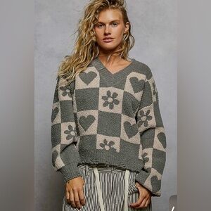 071 - POL Ghost Grey/Beige Heart and Flower Checkerboard Patterned Sweater
